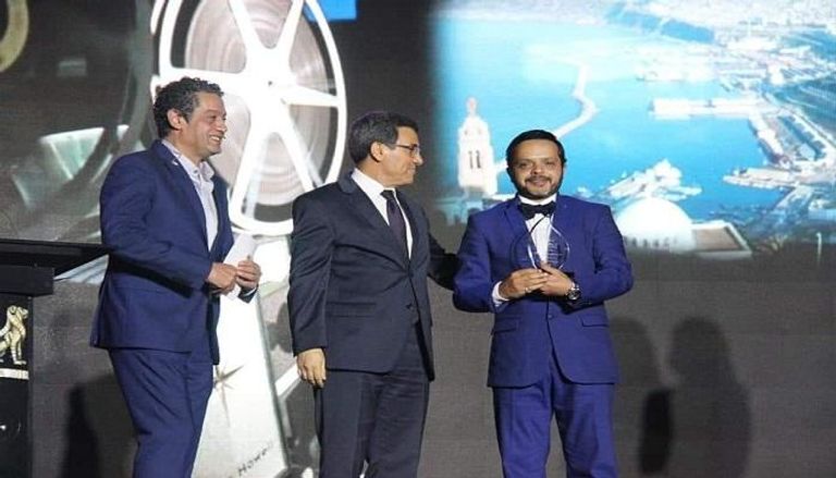 نجم الكوميديا المصري محمد هنيدي خلال تكريمه في وهران