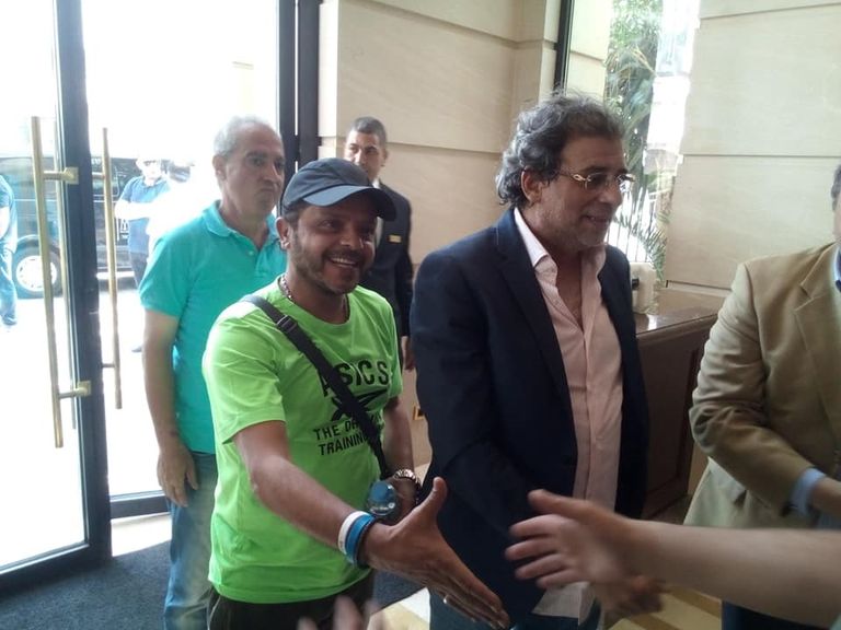 نجم الكوميديا المصري محمد هنيدي خلال تكريمه في وهران