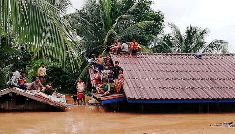 ناجون من كارثة لاوس بانتظار المنقذين