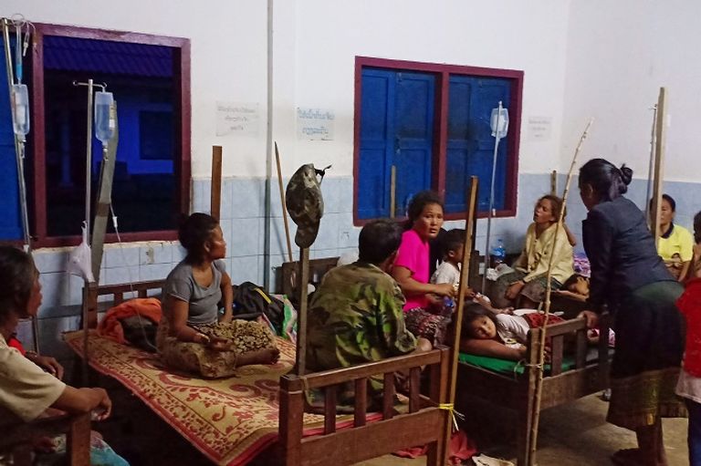 مساعدة النازحين وإنقاذهم في لاوس ناجون من كارثة لاوس بانتظار المنقذين