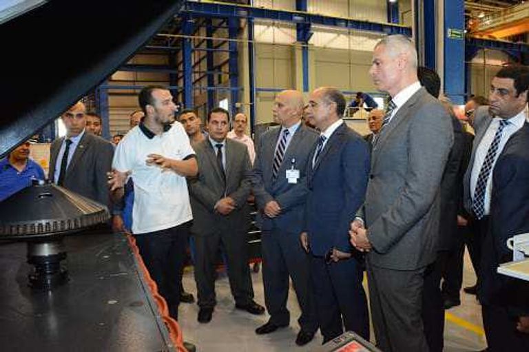 وزير الطيران المصري يضع حجر أساس هنجر لصيانة الطائرات