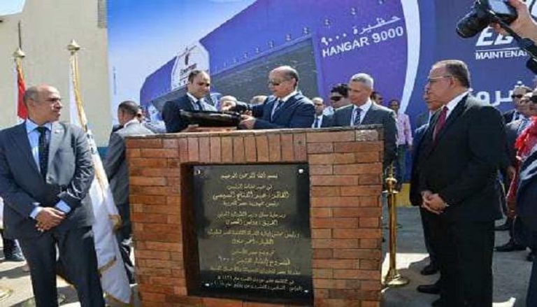 وزير الطيران المصري يضع حجر أساس هنجر لصيانة الطائرات