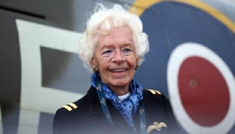 البريطانية ماري إليس إحدى رائدات قيادة الطائرات 