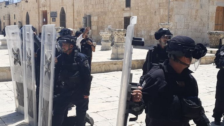 جانب من المواجهات عند المسجد الأقصى عناصر الاحتلال الإسرائيلي تقتحم المسجد الأقصى