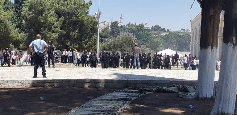 جانب من المواجهات عند المسجد الأقصى عناصر الاحتلال الإسرائيلي تقتحم المسجد الأقصى