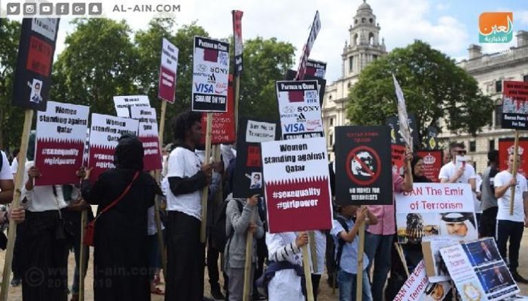 جانب من الاحتجاجات ضد زيارة تميم إلى لندن
