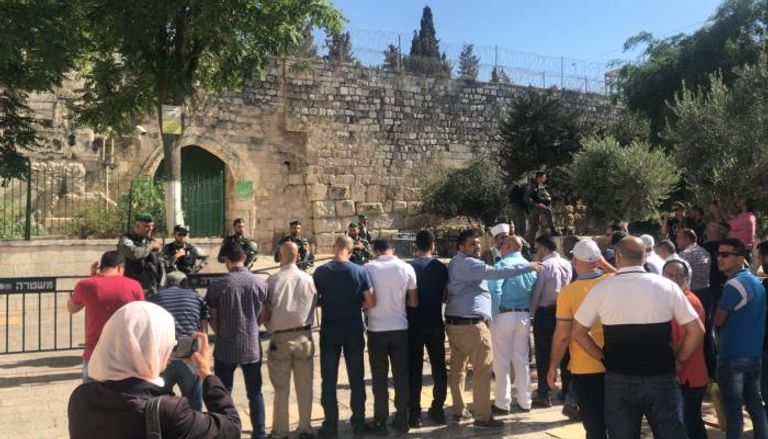 فلسطينيون يؤدون الصلاة عند أبواب المسجد الأقصى اليوم الجمعة الصلاة في الأقصى بعد انسحاب الاحتلال منه