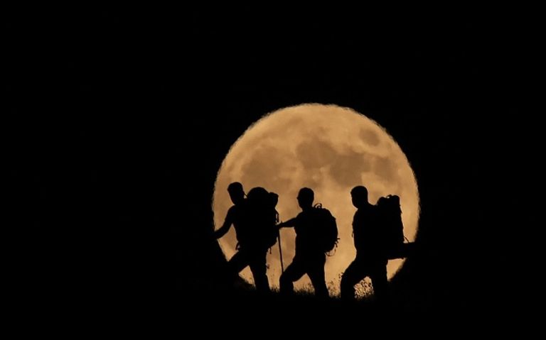 خسوف القمر من تركيا خسوف القمر يأسر الآلاف حول العالم