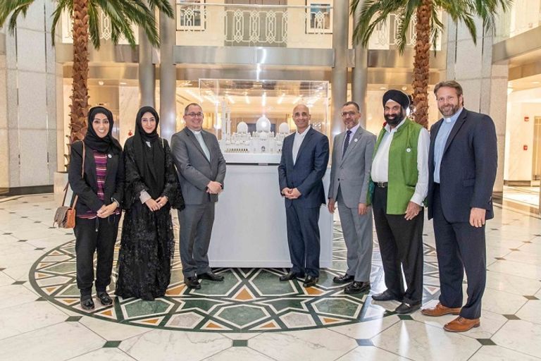 أعضاء الوفد الإماراتي الزائر خلال لقائهم بنظرائهم الأمريكيين  الدكتور علي النعيمي أمين عام مجلس حكماء المسلمين رئيس الوفد الإماراتي