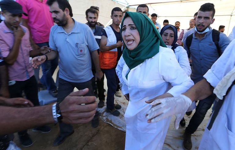 المسعفة الفلسطينية لمياء أبو مصطفى في حالة صدمة وسط زملائها المسعفة الفلسطينية لمياء أبومصطفى في حالة صدمة