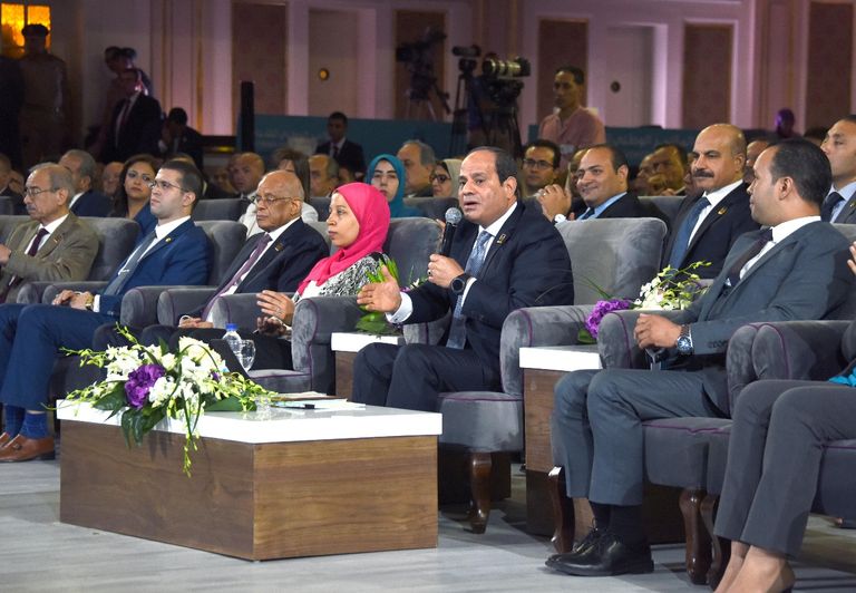 الرئيس السيـسي خلال جلسة استراتيجية بـناء الانسان المصري الرئيس السيسي خلال جلسة استراتيجية بـناء الإنسان المصري