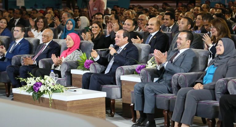الرئيس السيـسي خلال جلسة استراتيجية بـناء الانسان المصري الرئيس السيسي خلال جلسة استراتيجية بـناء الإنسان المصري