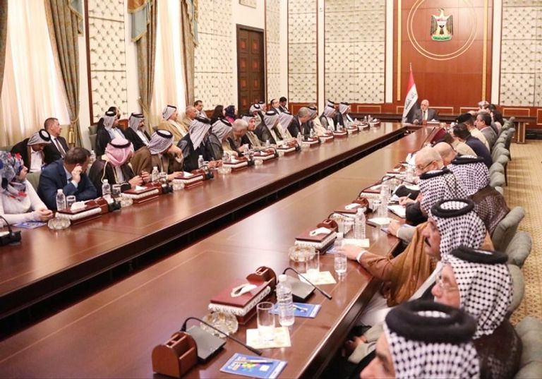 حيدر العبادي خلال لقائه بشيوخ وأهالي محافظة الديوانية حيدر العبادي خلال لقائه شيوخ وأهالي محافظة الديوانية