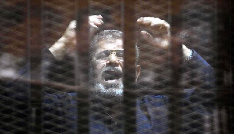 الرئيس المعزول محمد مرسي أحد قيادات جماعة الإخوان الإرهابية في محبسه