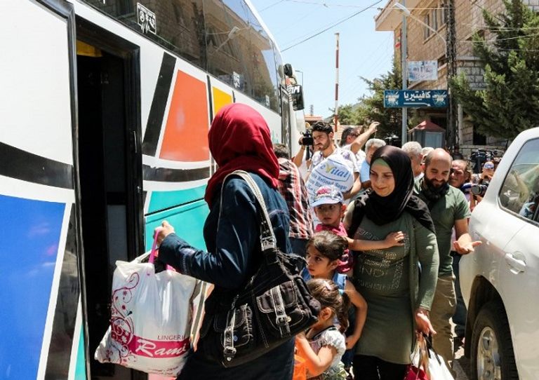 قافلة لاجئين سوريين تعبر الحدود عائدة من لبنان