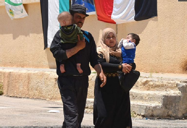 قافلة لاجئين سوريين تعبر الحدود عائدة من لبنان