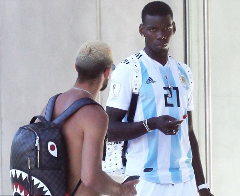 بول بوجبا بقميص زميله السابق الأرجنتيني باولو ديبالا بول بوجبا لاعب وسط مانشستر يونايتد