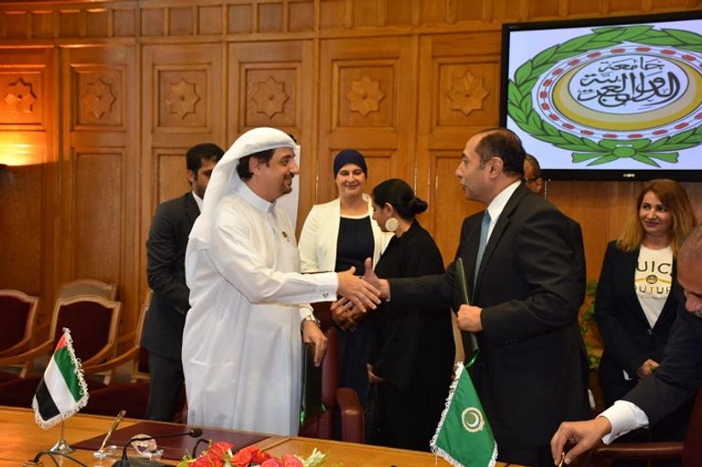 جانب من التوقيع