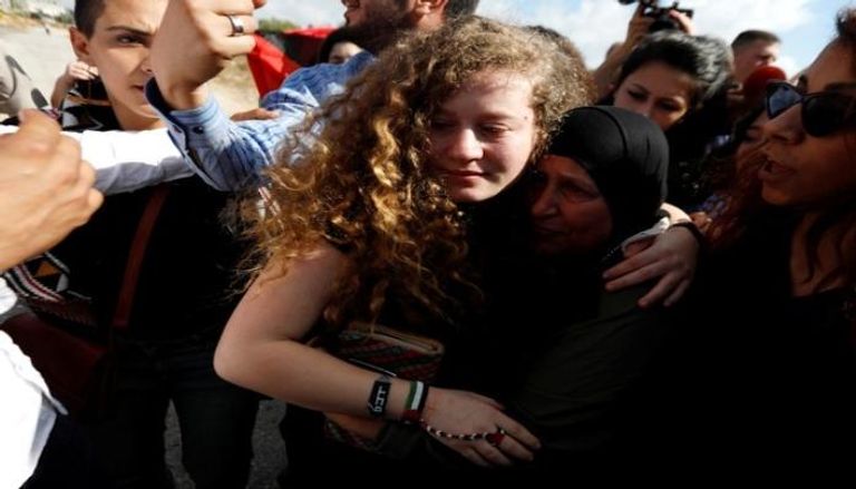 عهد التميمي في لحظة عناق مع والدتها بعد الإفراج عنها