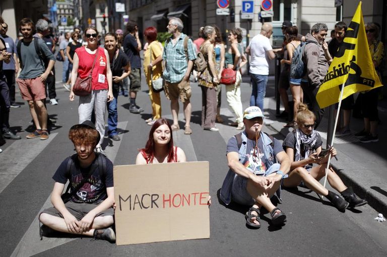 ماكرون وحارسه الشخصي ألكسندر بينالا