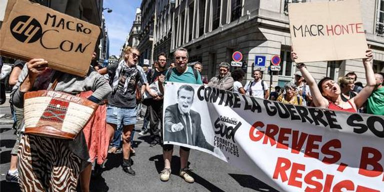 ماكرون وحارسه الشخصي ألكسندر بينالا