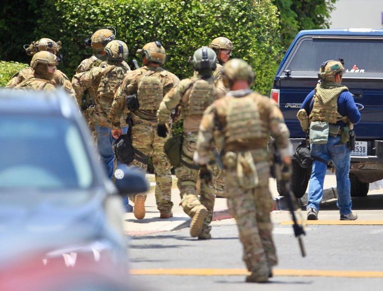 الانتشار الأمني خارج المركز التجاري في تكساس