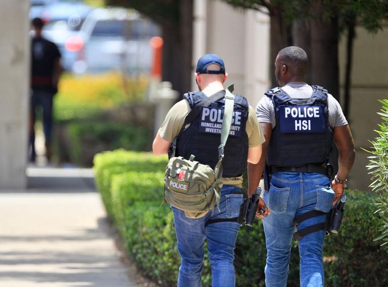 الانتشار الأمني خارج المركز التجاري في تكساس