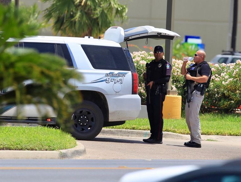 الانتشار الأمني خارج المركز التجاري في تكساس