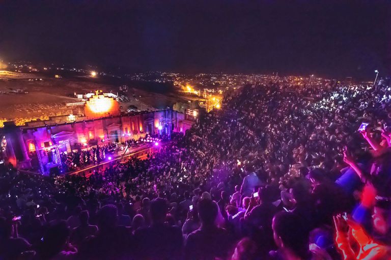 النجمة الإماراتية أحلام في حفل مهرجان جرش