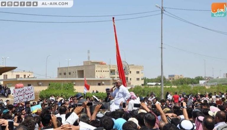 محتجون عراقيون يطالبون بحل البرلمان وتشكيل حكومة إنقاذ