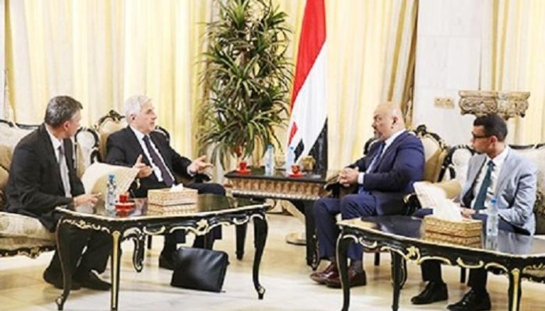 لقاء وزير الخارجية اليمني والسفير الروسي