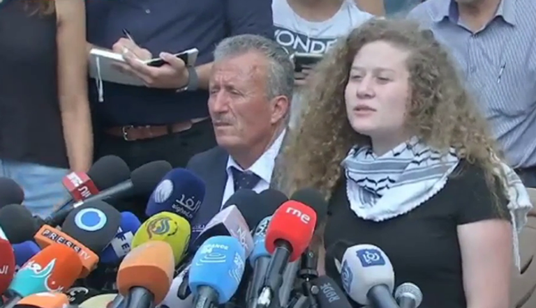 عهد التميمي في مؤتمر صحفي بعد الإفراج عنها  جدارية عهد التميمي