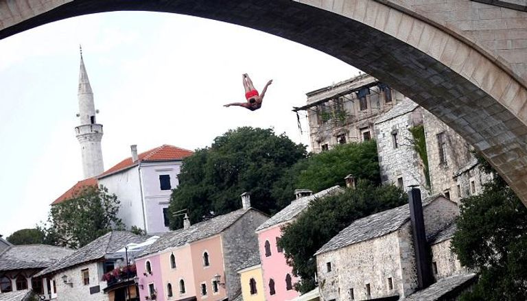 مسابقة قفز من أعلى جسر قديم في البوسنة