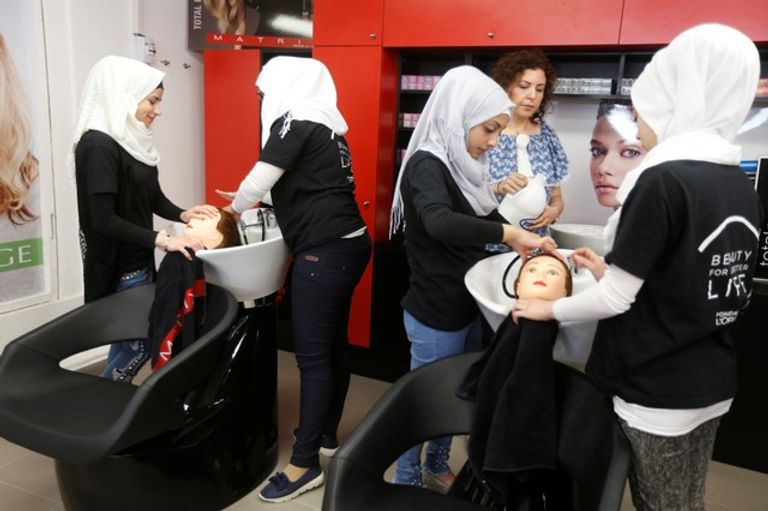 "مدرسة تصفيف الشعر".. ملاذ اللاجئات السوريات بلبنان من أجل حياة مستقلة