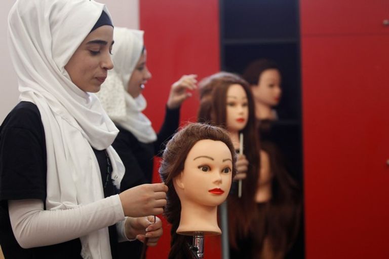 "مدرسة تصفيف الشعر".. ملاذ اللاجئات السوريات بلبنان من أجل حياة مستقلة