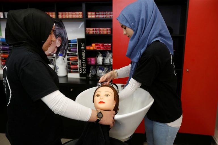 "مدرسة تصفيف الشعر".. ملاذ اللاجئات السوريات بلبنان من أجل حياة مستقلة