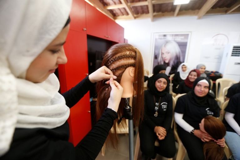 "مدرسة تصفيف الشعر".. ملاذ اللاجئات السوريات بلبنان من أجل حياة مستقلة