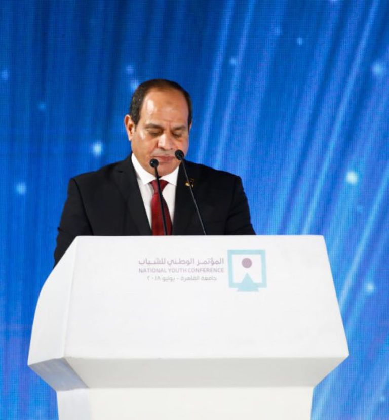 السيسي مع المكرمين في المؤتمر الوطني السادس للشباب