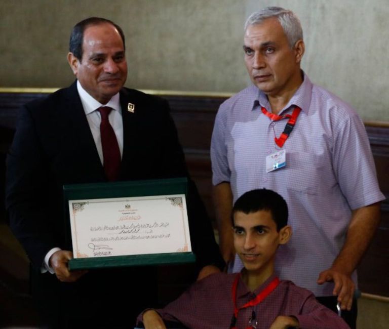 السيسي مع المكرمين في المؤتمر الوطني السادس للشباب