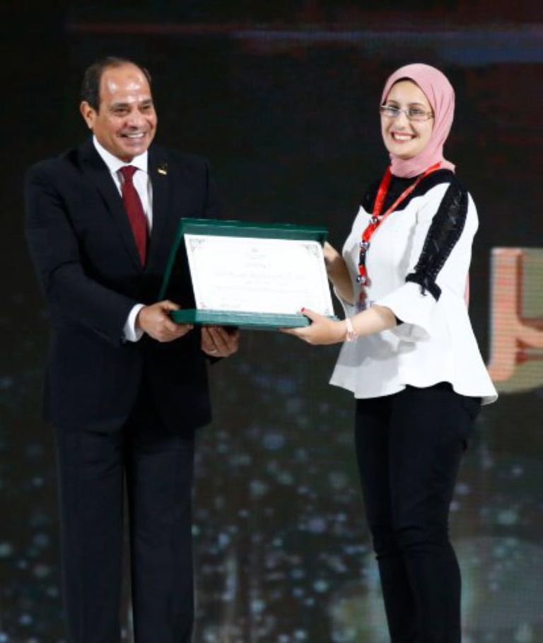 السيسي مع المكرمين في المؤتمر الوطني السادس للشباب