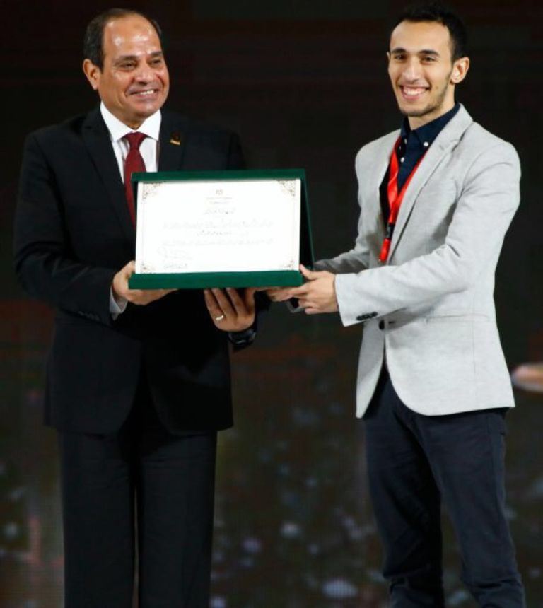 السيسي مع المكرمين في المؤتمر الوطني السادس للشباب