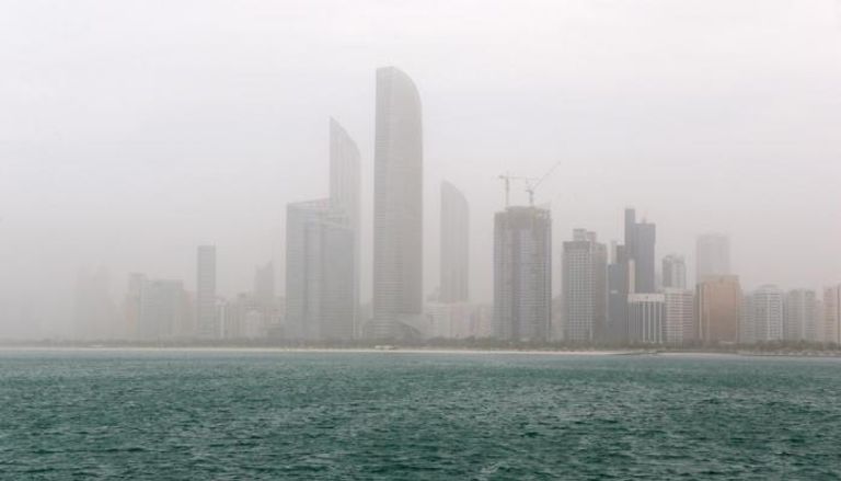 أرصاد الإمارات تحذر من استمرار تدني مدى الرؤية الأفقية