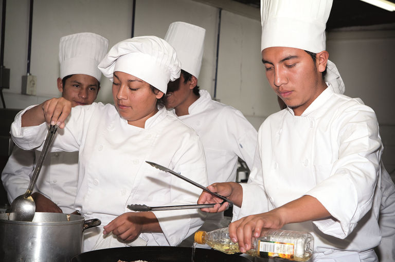 دبي العطاء تفتح آفاقاً جديدة للشباب في الإكوادور