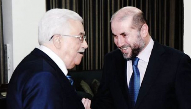 الرئيس الفلسطيني محمود عباس ومستشاره محمود الهباش