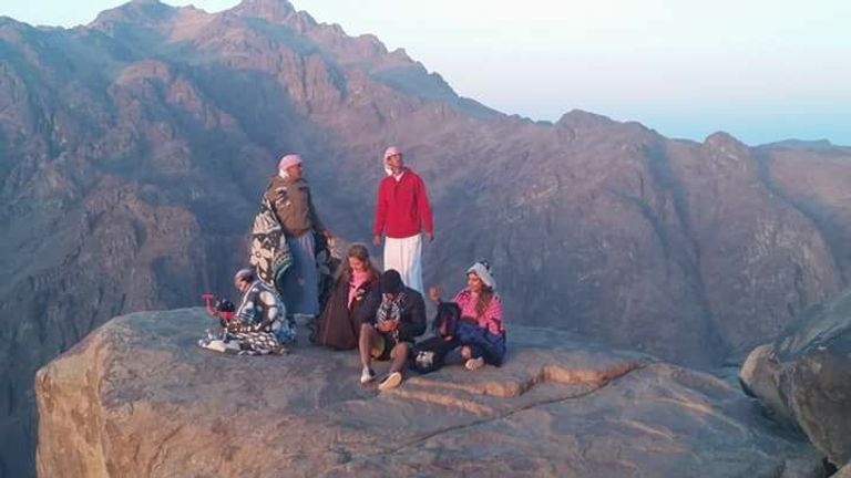رحلة على أعلى قمة في جبل موسى الشاب المصري أشرف الجبالي