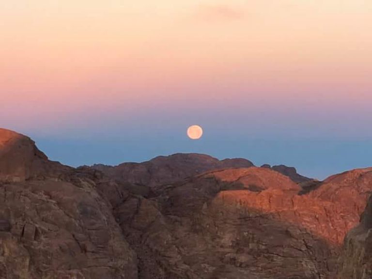 مناظر طبيعية لأعلى قمة في جبل موسى الشاب المصري أشرف الجبالي