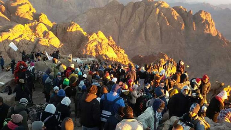 صورة من أعلى قمة في جبل موسى الشاب المصري أشرف الجبالي