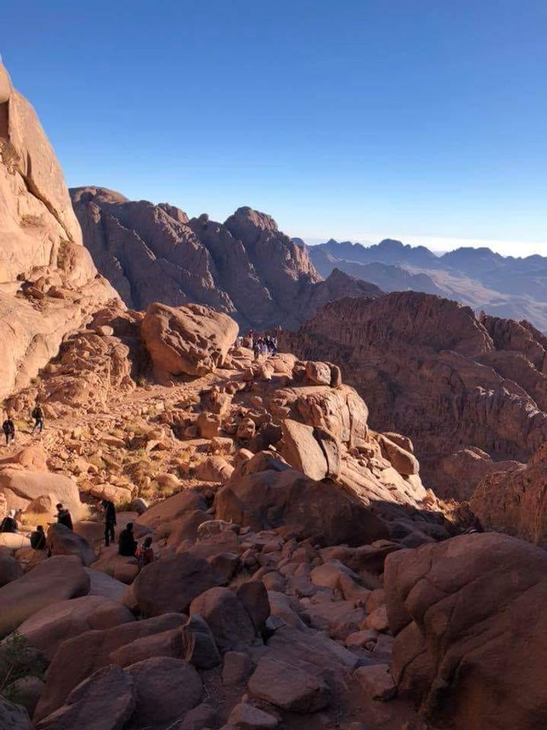 صورة من أعلى قمة في جبل موسى الشاب المصري أشرف الجبالي