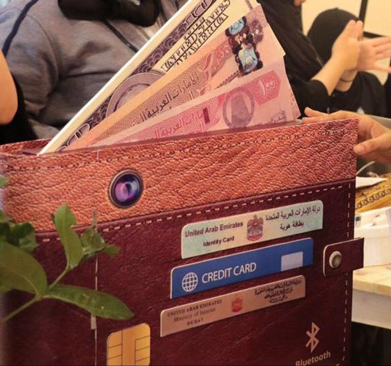 العنود ومريم ونورة يخترعن المحفظة الذكية 