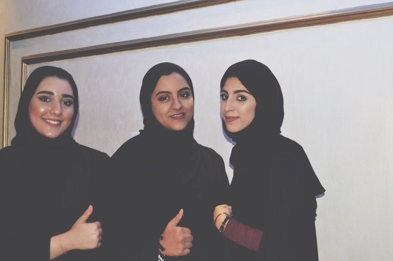 العنود ومريم ونورة يخترعن المحفظة الذكية 